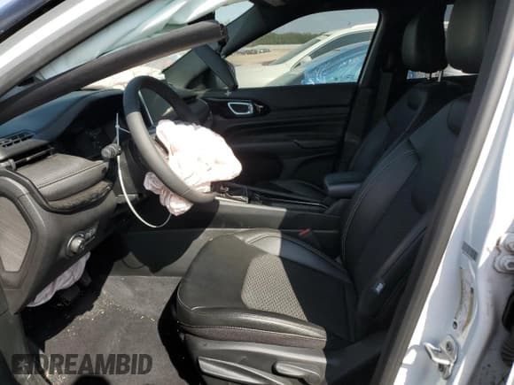 ✅ 2023 Jeep Compass Altitude • VIN: 3C4NJDBN7PT513861 • Lot: 89834425. Wystawiony na Copart z przebiegiem Nie podano. Bezpłatny archiwum sprzedaży aukcyjnych z USA i szczegółowy raport historii pojazdu na DreamBid. Zdjęcie 7.