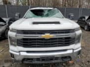 ✅ 2024 Chevrolet Silverado 2500HD • VIN: 2GC1YNE74R1238242 • Lot: 85223144. Wystawiony na Copart z przebiegiem Nie podano. Bezpłatny archiwum sprzedaży aukcyjnych z USA i szczegółowy raport historii pojazdu na DreamBid. Zdjęcie 5.