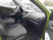 2014 Hyundai Accent GS z VIN KMHCT5AE5EU170717, wystawiony jako IAAI lot #43089589 z przebiegiem 109 181 mil mil oraz . Historia ofert i sprzedaży dostępna na DreamBid. Obrazek 5.