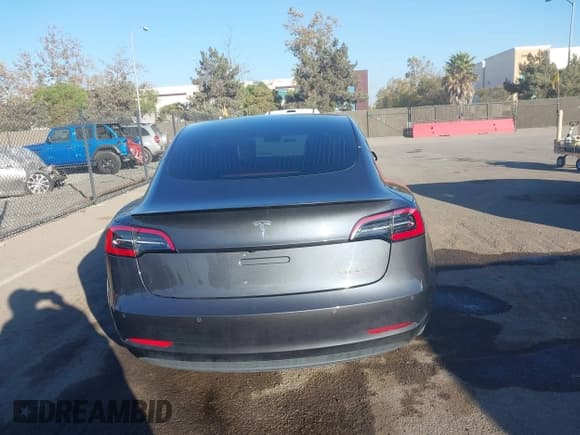 ✅ 2018 Tesla Model 3 Long Range Battery • VIN: 5YJ3E1EB4JF181007 • Lot: 43580607. Wystawiony na IAAI z przebiegiem 109 942 mil. Bezpłatny archiwum sprzedaży aukcyjnych z USA i szczegółowy raport historii pojazdu na DreamBid. Zdjęcie 17.