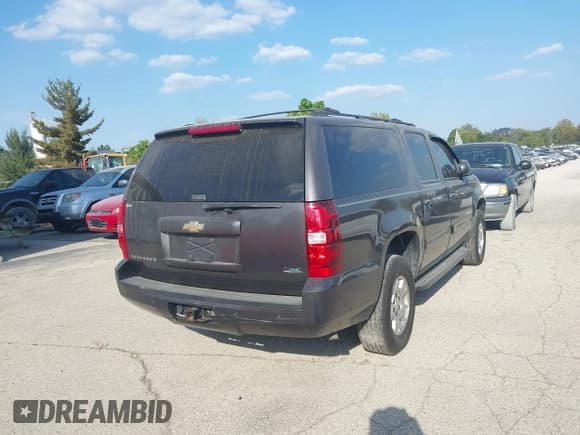✅ 2010 Chevrolet Suburban LT • VIN: 1GNUKJE31AR222040 • Lot: 43191704. Listed on IAAI with 207,569 mi. Free auction sales archive from the USA and detailed vehicle history report at DreamBid. Image 4.