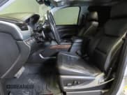 ✅ 2018 Chevrolet Suburban LT • VIN: 1GNSKHKC9JR395664 • Lot: 48152065. Wystawiony na Copart z przebiegiem 84 267 mil. Bezpłatny archiwum sprzedaży aukcyjnych z USA i szczegółowy raport historii pojazdu na DreamBid. Zdjęcie 9.