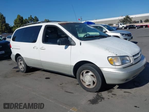 ✅ 1998 Toyota Sienna LE • VIN: 4T3ZF13C9WU018809 • Lot: 43253206. Wystawiony na IAAI z przebiegiem 448 736 mil. Bezpłatny archiwum sprzedaży aukcyjnych z USA i szczegółowy raport historii pojazdu na DreamBid. Zdjęcie 1.