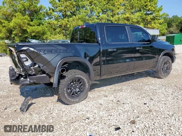 2025 Ram 1500 Rebel z VIN 1C6SRFLP0SN633704, wystawiony jako Copart lot #70535985 z przebiegiem 7 886 mil mil oraz Czysty tytuł • Clean title. Historia ofert i sprzedaży dostępna na DreamBid. Obrazek 3.