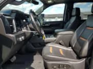 ✅ 2024 GMC Sierra 3500HD AT4 • VIN: 1GT49VEY7RF288211 • Lot: 62172745. Wystawiony na Copart z przebiegiem 40 146 mil. Bezpłatny archiwum sprzedaży aukcyjnych z USA i szczegółowy raport historii pojazdu na DreamBid. Zdjęcie 7.