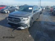✅ 2023 Mercedes-Benz GLB 250 • VIN: W1N4M4HB3PW309027 • Лот: 42113707. Опубликован ранее на IAAI с пробегом 15 700 миль. Бесплатный доступ к архиву аукционных продаж из США и подробный отчёт об истории автомобиля на DreamBid. Изображение 2.