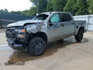 2024 Chevrolet Silverado 1500 Custom Trail Boss z VIN 3GCPDCEKXRG424440, wystawiony jako Copart lot #61536585 z przebiegiem Nie podano mil oraz Nie do naprawy • Non repairable. Historia ofert i sprzedaży dostępna na DreamBid. Obrazek 1.