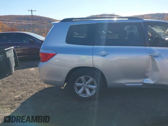 ✅ 2010 Toyota Highlander • VIN: 5TDBK3EH5AS024327 • Lot: 43607903. Listed on IAAI with 103,956 mi. Free auction sales archive from the USA and detailed vehicle history report at DreamBid. Image 19.