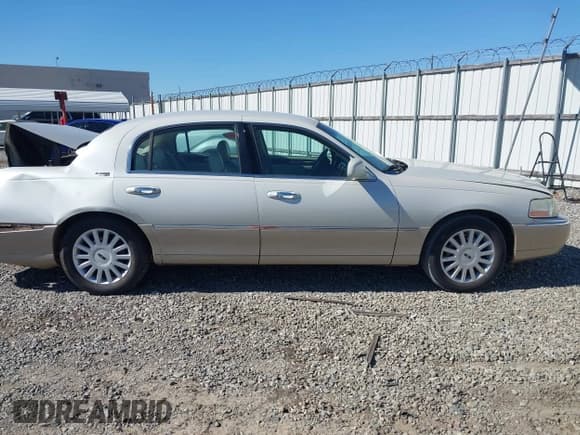 ✅ 2005 Lincoln Town Car Signature Limited • VIN: 1LNHM82W15Y636566 • Lot: 43601805. Listed on IAAI with 196,698 mi. Free auction sales archive from the USA and detailed vehicle history report at DreamBid. Image 13.