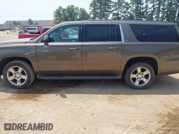 ✅ 2015 Chevrolet Suburban LT • VIN: 1GNSCJKC0FR513631 • Lot: 42879095. Wystawiony na IAAI z przebiegiem 239 851 mil. Bezpłatny archiwum sprzedaży aukcyjnych z USA i szczegółowy raport historii pojazdu na DreamBid. Zdjęcie 14.