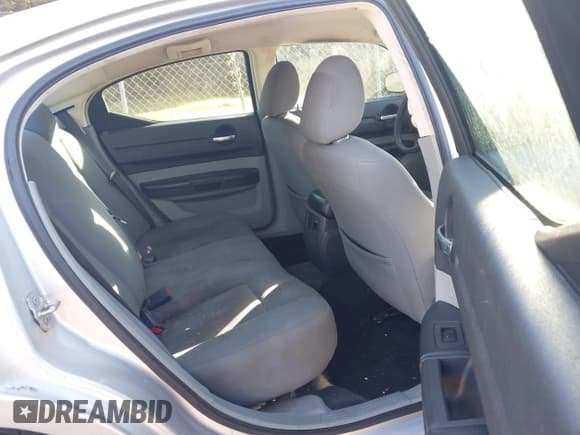 ✅ 2008 Dodge Charger • VIN: 2B3KA43G48H190612 • Lot: 43555017. Wystawiony na IAAI z przebiegiem 215 794 mil. Bezpłatny archiwum sprzedaży aukcyjnych z USA i szczegółowy raport historii pojazdu na DreamBid. Zdjęcie 8.