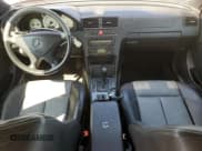 ✅ 2000 Mercedes-Benz C 230/260/280/320 • VIN: WDBHA29G0YA857211 • Lot: 71656405. Wystawiony na Copart z przebiegiem 121 674 mil. Bezpłatny archiwum sprzedaży aukcyjnych z USA i szczegółowy raport historii pojazdu na DreamBid. Zdjęcie 8.