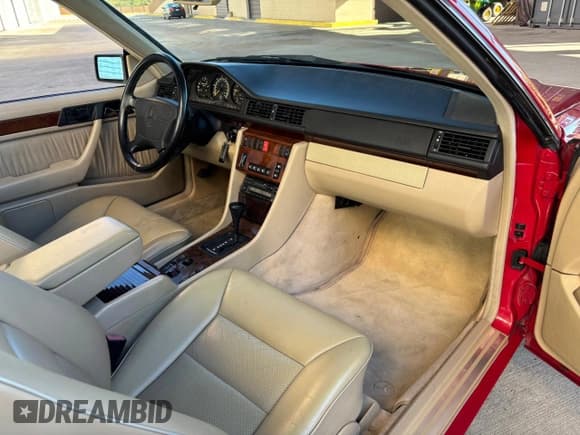 ✅ 1995 Mercedes-Benz E 320 • VIN: WDBEA66E9SC279361 • Lot: 88114675. Wystawiony na Copart z przebiegiem 114 438 mil. Bezpłatny archiwum sprzedaży aukcyjnych z USA i szczegółowy raport historii pojazdu na DreamBid. Zdjęcie 6.