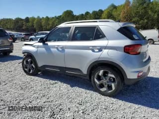 ✅ 2022 Hyundai Venue SEL • VIN: KMHRC8A34NU151022 • Lot: 76324834. Wystawiony na Copart z przebiegiem 26 969 mil. Bezpłatny archiwum sprzedaży aukcyjnych z USA i szczegółowy raport historii pojazdu na DreamBid. Zdjęcie 2.