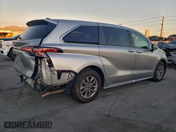 ✅ 2022 Toyota Sienna XLE • VIN: 5TDYRKEC6NS127038 • Lot: 96519105. Listed on Copart with 57,758 mi. Free auction sales archive from the USA and detailed vehicle history report at DreamBid. Image 3.