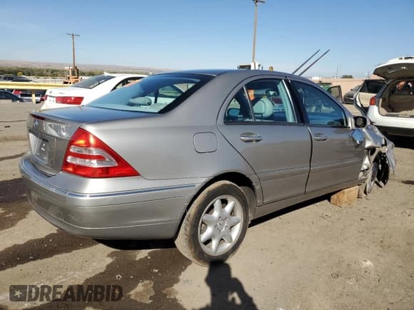 ✅ 2003 Mercedes-Benz C 320 • VIN: WDBRF84JX3F375899 • Lot: 77395744. Wystawiony na Copart z przebiegiem 116 589 mil. Bezpłatny archiwum sprzedaży aukcyjnych z USA i szczegółowy raport historii pojazdu na DreamBid. Zdjęcie 3.