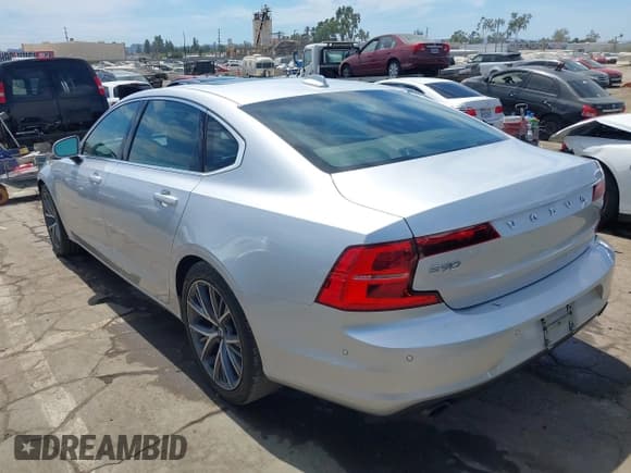 ✅ 2018 Volvo S90 Momentum • VIN: LVY982AK4JP039154 • Lot: 43056711. Wystawiony na IAAI z przebiegiem 82 645 mil. Bezpłatny archiwum sprzedaży aukcyjnych z USA i szczegółowy raport historii pojazdu na DreamBid. Zdjęcie 3.