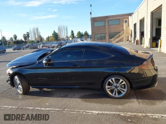 ✅ 2019 Mercedes-Benz C 300 • VIN: WDDWJ8DB4KF823778 • Lot: 41083715. Wystawiony na IAAI z przebiegiem Nie podano. Bezpłatny archiwum sprzedaży aukcyjnych z USA i szczegółowy raport historii pojazdu na DreamBid. Zdjęcie 14.