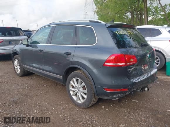 ✅ 2014 Volkswagen Touareg Sport • VIN: WVGEF9BP6ED007632 • Lot: 42183677. Listed on IAAI with 166,245 mi. Free auction sales archive from the USA and detailed vehicle history report at DreamBid. Image 3.