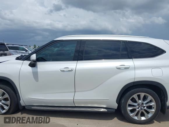 ✅ 2023 Toyota Highlander L • VIN: 5TDKDRAH4PS032141 • Lot: 42476982. Listed on IAAI with 24,327 mi. Free auction sales archive from the USA and detailed vehicle history report at DreamBid. Image 15.