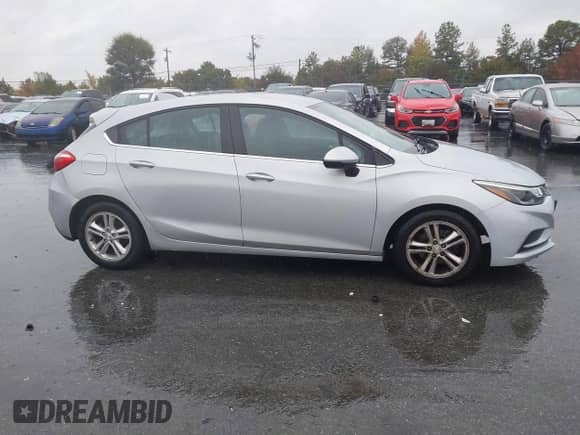 2017 Chevrolet Cruze LT z VIN 3G1BE6SMXHS582523, wystawiony jako IAAI lot #43559534 z przebiegiem 105 496 mil mil oraz . Historia ofert i sprzedaży dostępna na DreamBid. Obrazek 13.