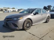 ✅ 2019 Toyota Camry SE • VIN: 4T1B11HK0KU697145 • Лот: 90520655. Опубликован ранее на Copart с пробегом 133 026 миль. Бесплатный доступ к архиву аукционных продаж из США и подробный отчёт об истории автомобиля на DreamBid. Изображение 1.