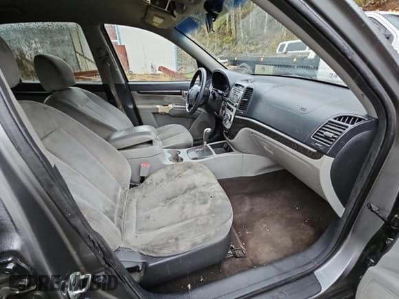 ✅ 2009 Hyundai Santa Fe GLS • VIN: 5NMSG73D79H260436 • Lot: 79516234. Listed on Copart with 214,470 mi. Free auction sales archive from the USA and detailed vehicle history report at DreamBid. Image 7.