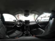 ✅ 2025 Toyota Corolla Cross XLE • VIN: 7MUEAABG8SV135221 • Лот: 43839406. Опубликован ранее на IAAI с пробегом 12 073 миль. Бесплатный доступ к архиву аукционных продаж из США и подробный отчёт об истории автомобиля на DreamBid. Изображение 19.