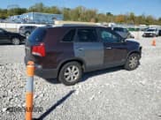 ✅ 2013 Kia Sorento LX • VIN: 5XYKTDA20DG309863 • Lot: 85863745. Wystawiony na Copart z przebiegiem 170 135 mil. Bezpłatny archiwum sprzedaży aukcyjnych z USA i szczegółowy raport historii pojazdu na DreamBid. Zdjęcie 3.