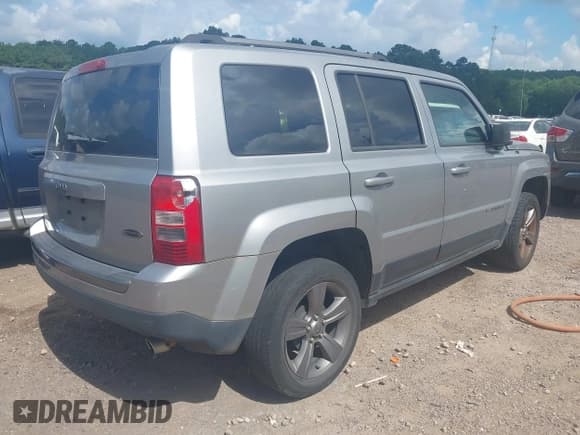✅ 2016 Jeep Patriot Sport • VIN: 1C4NJPBA8GD775084 • Lot: 42700983. Listed on IAAI with 102,532 mi. Free auction sales archive from the USA and detailed vehicle history report at DreamBid. Image 4.