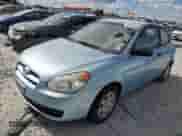 2007 Hyundai Accent GS z VIN KMHCM36C97U046607, wystawiony jako Copart lot #76411064 z przebiegiem 106 410 mil mil oraz Czysty tytuł • Clean title. Historia ofert i sprzedaży dostępna na DreamBid. Obrazek 1.