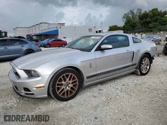 2014 Ford Mustang V6 z VIN 1ZVBP8AM9E5253703, wystawiony jako Copart lot #86166665 z przebiegiem 139 131 mil mil oraz Szkoda całkowita • Salvage title. Historia ofert i sprzedaży dostępna na DreamBid. Obrazek 1.