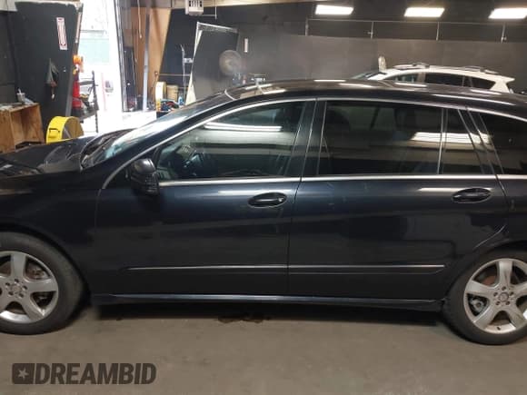 ✅ 2011 Mercedes-Benz R 350 • VIN: 4JGCB6FE0BA119916 • Lot: 42553464. Listed on IAAI with 149,201 mi. Free auction sales archive from the USA and detailed vehicle history report at DreamBid. Image 14.