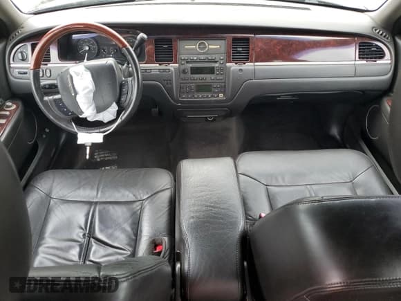 ✅ 2011 Lincoln Town Car Signature Limited • VIN: 2LNBL8CVXBX758787 • Lot: 81351495. Listed on Copart with 116,798 mi. Free auction sales archive from the USA and detailed vehicle history report at DreamBid. Image 8.