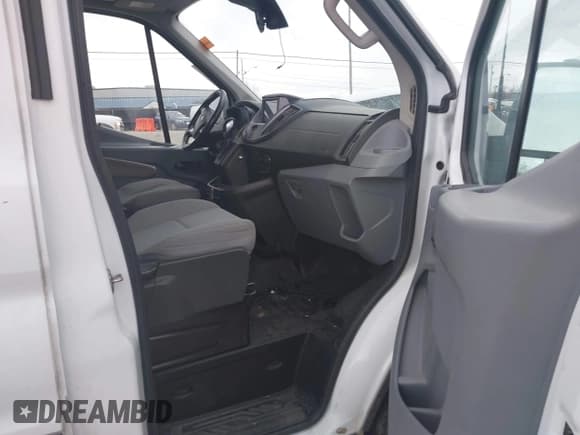 ✅ 2016 Ford Transit Cargo • VIN: 1FTYR3XM5GKB33662 • Lot: 43812911. Wystawiony na IAAI z przebiegiem 94 398 mil. Bezpłatny archiwum sprzedaży aukcyjnych z USA i szczegółowy raport historii pojazdu na DreamBid. Zdjęcie 5.