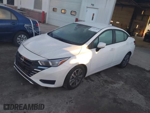 ✅ 2023 Nissan Versa SV • VIN: 3N1CN8EV8PL829528 • Lot: 43267857. Wystawiony na IAAI z przebiegiem 39 849 mil. Bezpłatny archiwum sprzedaży aukcyjnych z USA i szczegółowy raport historii pojazdu na DreamBid. Zdjęcie 2.
