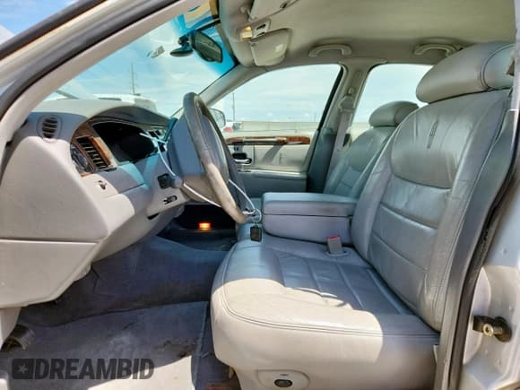 ✅ 1998 Lincoln Town Car Signature • VIN: 1LNFM82W8WY698345 • Lot: 61454625. Listed on Copart with 87,959 mi. Free auction sales archive from the USA and detailed vehicle history report at DreamBid. Image 7.