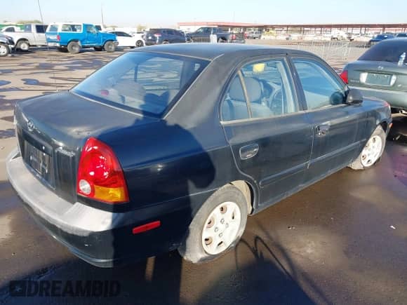 2005 Hyundai Accent GLS z VIN KMHCG45C75U632587, wystawiony jako IAAI lot #40946829 z przebiegiem 114 666 mil mil oraz . Historia ofert i sprzedaży dostępna na DreamBid. Obrazek 4.