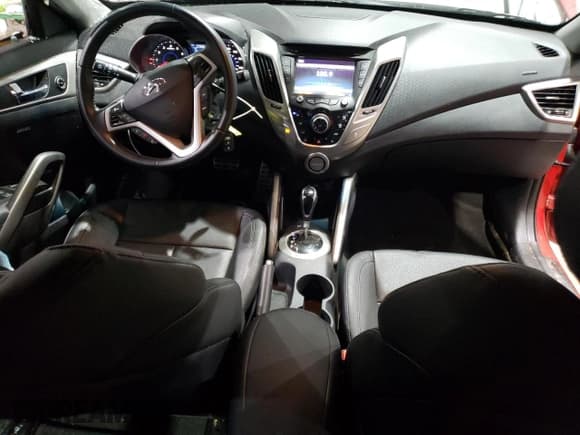 ✅ 2015 Hyundai Veloster • VIN: KMHTC6AD0FU222897 • Lot: 71173704. Wystawiony na Copart z przebiegiem 37 026 mil. Bezpłatny archiwum sprzedaży aukcyjnych z USA i szczegółowy raport historii pojazdu na DreamBid. Zdjęcie 8.