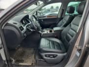 ✅ 2011 Volkswagen Touareg • VIN: WVGFG9BP3BD003163 • Лот: 63349305. Опубликован ранее на Copart с пробегом 140 532 миль. Бесплатный доступ к архиву аукционных продаж из США и подробный отчёт об истории автомобиля на DreamBid. Изображение 7.