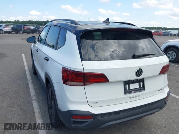 ✅ 2024 Volkswagen Taos SE Black • VIN: 3VVLX7B28RM130409 • Lot: 42805731. Wystawiony na IAAI z przebiegiem 5 230 mil. Bezpłatny archiwum sprzedaży aukcyjnych z USA i szczegółowy raport historii pojazdu na DreamBid. Zdjęcie 3.