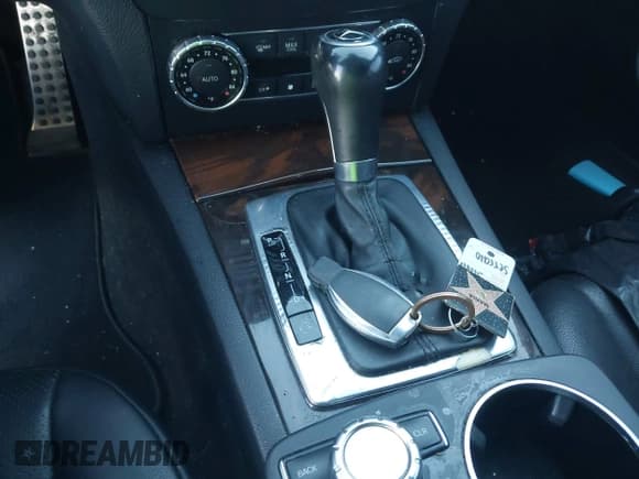 ✅ 2014 Mercedes-Benz C 250 Sport • VIN: WDDGF4HB5ER316335 • Lot: 43574865. Wystawiony na IAAI z przebiegiem 136 170 mil. Bezpłatny archiwum sprzedaży aukcyjnych z USA i szczegółowy raport historii pojazdu na DreamBid. Zdjęcie 11.