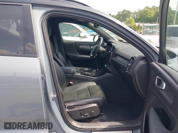 ✅ 2021 Volvo XC40 • VIN: YV4ED3UR8M2565124 • Lot: 42404610. Wystawiony na IAAI z przebiegiem 71 597 mil. Bezpłatny archiwum sprzedaży aukcyjnych z USA i szczegółowy raport historii pojazdu na DreamBid. Zdjęcie 5.