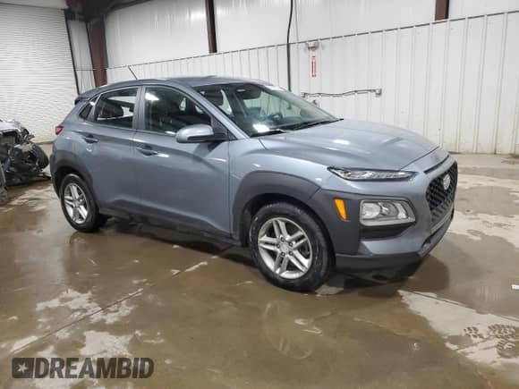 2018 Hyundai Kona SE z VIN KM8K1CAAXJU150086, wystawiony jako Copart lot #44582303 z przebiegiem 76 431 mil mil oraz . Historia ofert i sprzedaży dostępna na DreamBid. Obrazek 4.