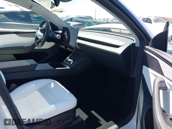 ✅ 2026 Tesla Model Y Long Range Launch Series • VIN: 7SAYGDEE6TF356259 • Лот: 42583010. Опубликован ранее на IAAI с пробегом 738 миль. Бесплатный доступ к архиву аукционных продаж из США и подробный отчёт об истории автомобиля на DreamBid. Изображение 5.