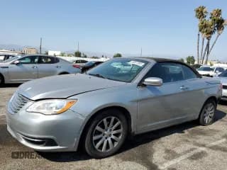 ✅ 2013 Chrysler 200 Touring • VIN: 1C3BCBEB4DN606386 • Lot: 68857365. Wystawiony na Copart z przebiegiem 133 208 mil. Bezpłatny archiwum sprzedaży aukcyjnych z USA i szczegółowy raport historii pojazdu na DreamBid. Zdjęcie 1.
