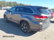 ✅ 2018 Toyota Highlander LE Plus • VIN: 5TDBZRFH3JS498564 • Lot: 43467595. Wystawiony na IAAI z przebiegiem 263 127 mil. Bezpłatny archiwum sprzedaży aukcyjnych z USA i szczegółowy raport historii pojazdu na DreamBid. Zdjęcie 3.