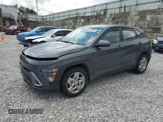 ✅ 2025 Hyundai Kona SE • VIN: KM8HA3ABXSU237992 • Лот: 65497385. Опубликован ранее на Copart с пробегом 15 232 миль. Бесплатный доступ к архиву аукционных продаж из США и подробный отчёт об истории автомобиля на DreamBid. Изображение 1.