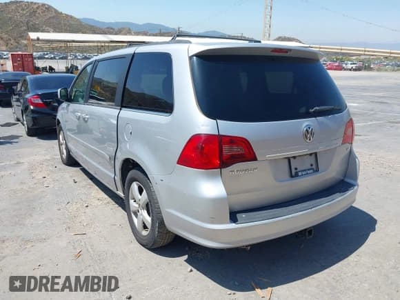 ✅ 2011 Volkswagen Routan SE • VIN: 2V4RW3DG3BR621827 • Lot: 42471811. Listed on IAAI with 107,782 mi. Free auction sales archive from the USA and detailed vehicle history report at DreamBid. Image 3.
