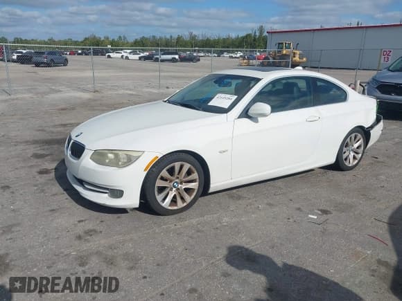 ✅ 2011 BMW 3 Series 328i • VIN: WBAKE5C54BE429546 • Lot: 42149284. Wystawiony na IAAI z przebiegiem 79 967 mil. Bezpłatny archiwum sprzedaży aukcyjnych z USA i szczegółowy raport historii pojazdu na DreamBid. Zdjęcie 2.